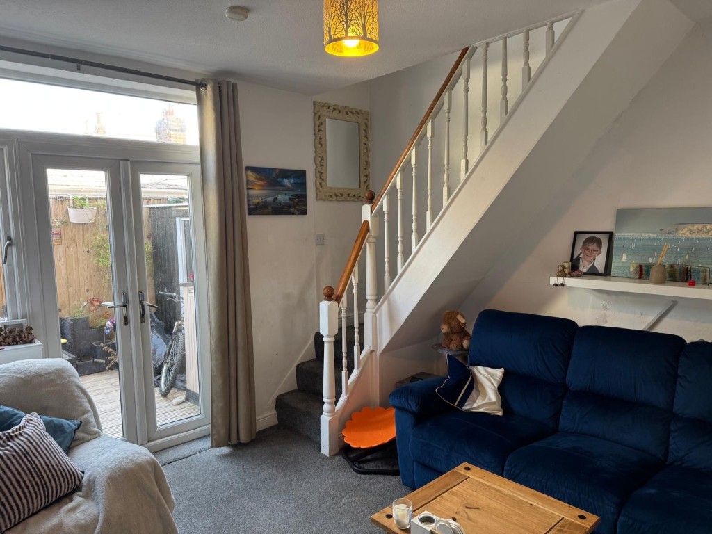 Lot: 60 - THREE-BEDROOM COTTAGE FOR INVESTMENT OR OCCUPATION - Living Room